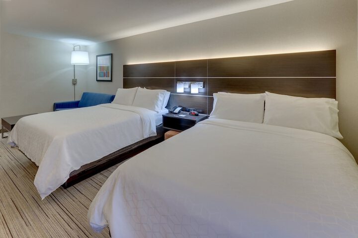 2 Queen Beds Leisure (15 of 17)