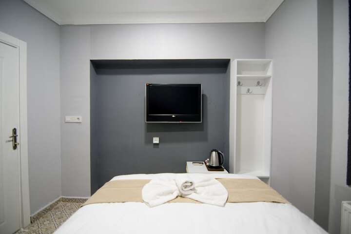 Room 17 of 83