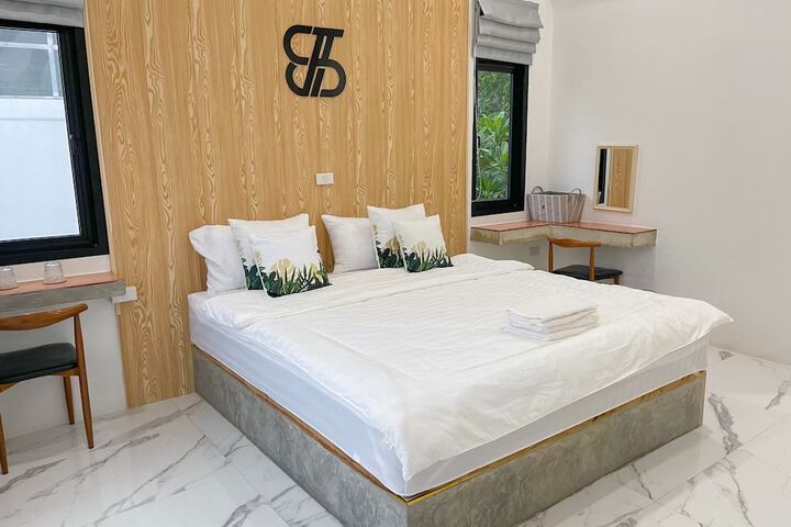 Room 4 of 32