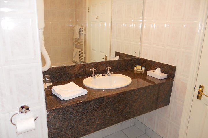 Room 16 of 28