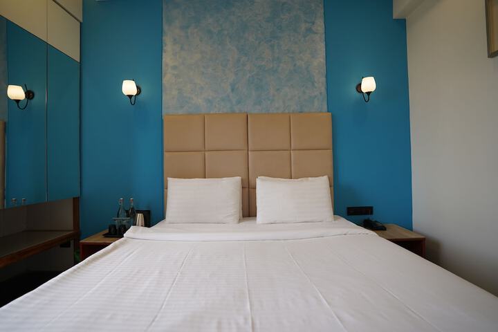 Room 3 of 53