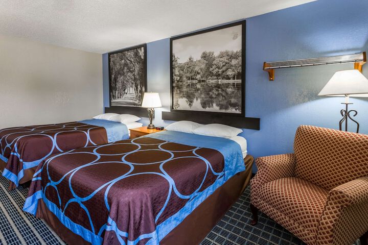 2 Double Beds (1 of 6)