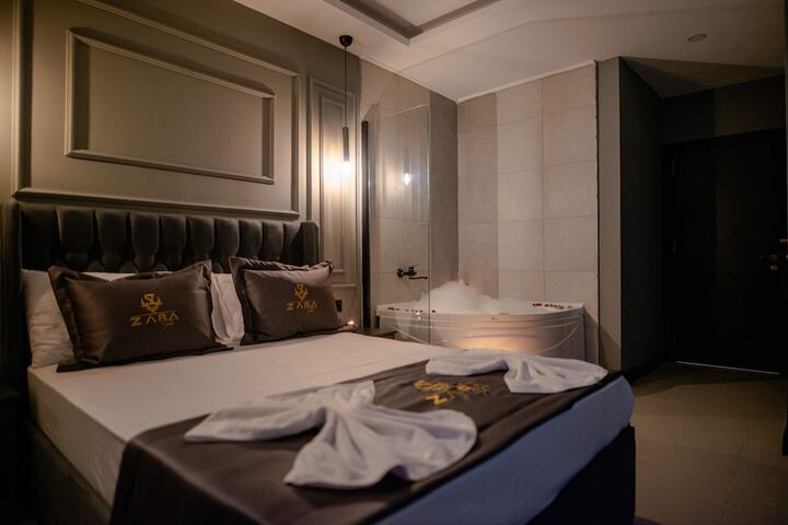 Room 17 of 28