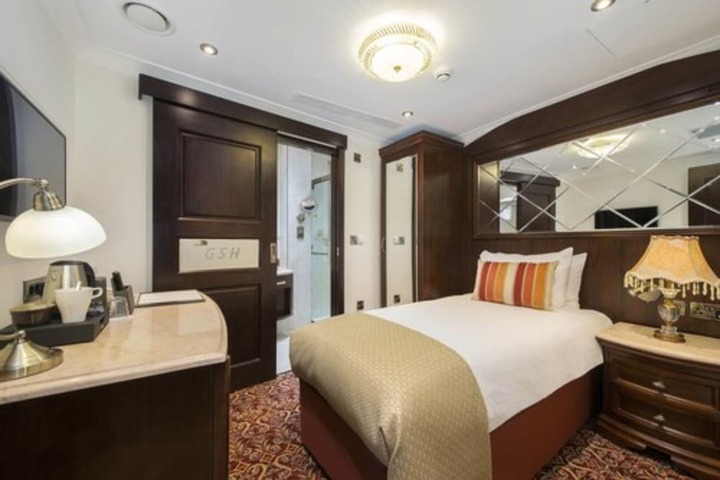 Room 32 of 62