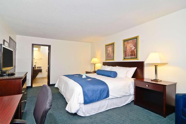 1 King Bed Microwave and Refrigerator Work Desk WiFi Full Breakfast (2 of 17)