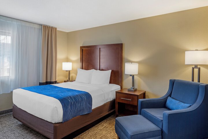 1 Queen Bed (3 of 4)