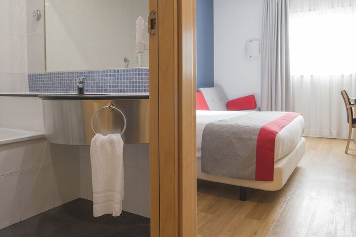 Room 4 of 61
