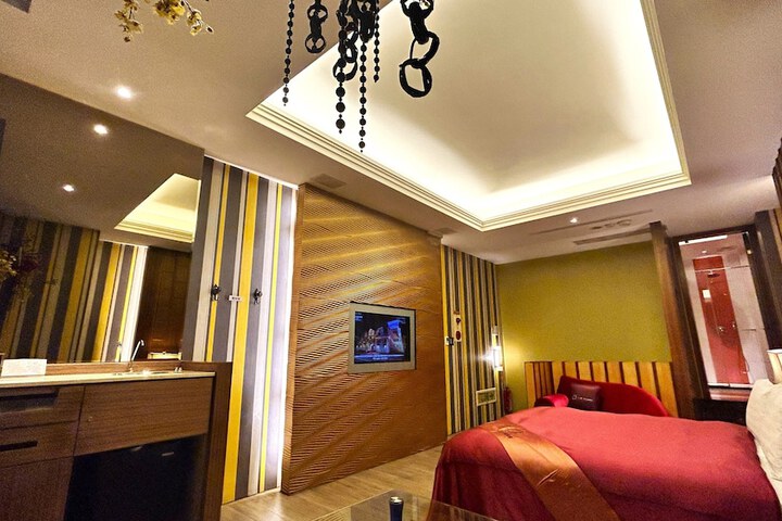 Room 34 of 97
