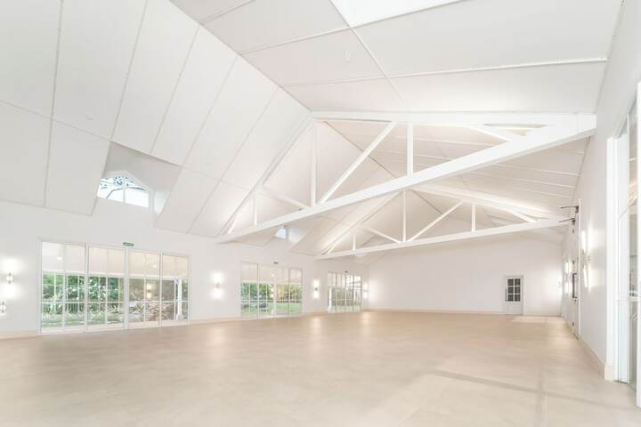 Ballroom/Hall 124 of 161
