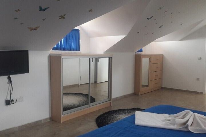 Room 42 of 105