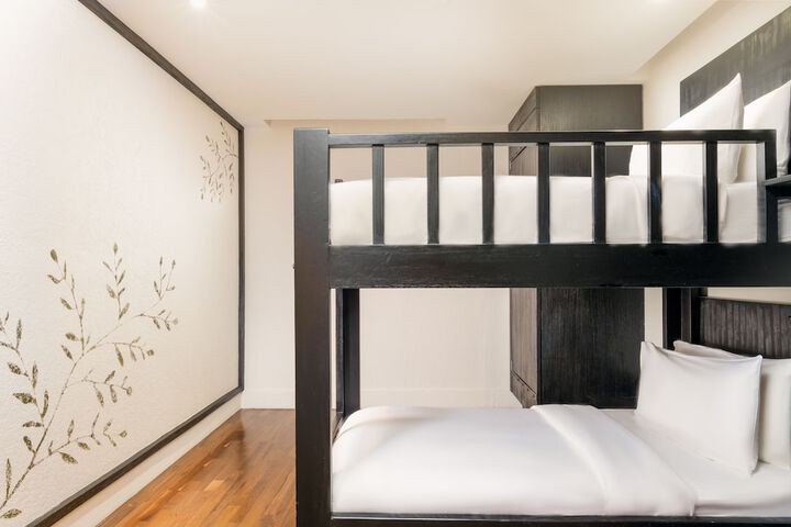 Room 32 of 318