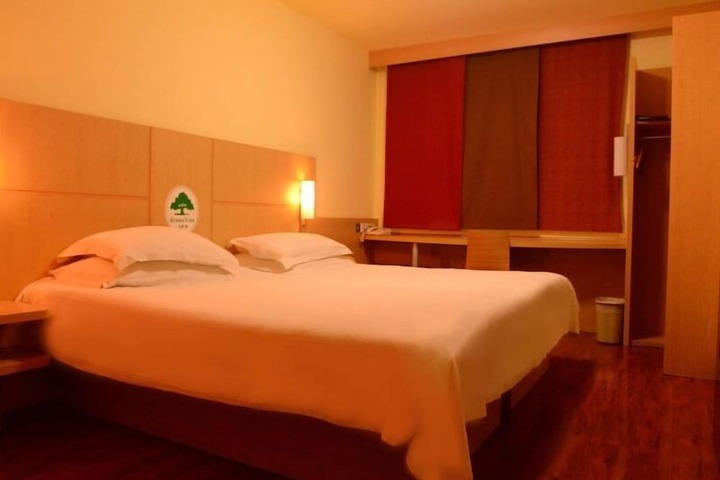 Room 14 of 33