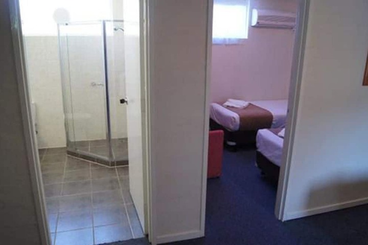 Room 17 of 33