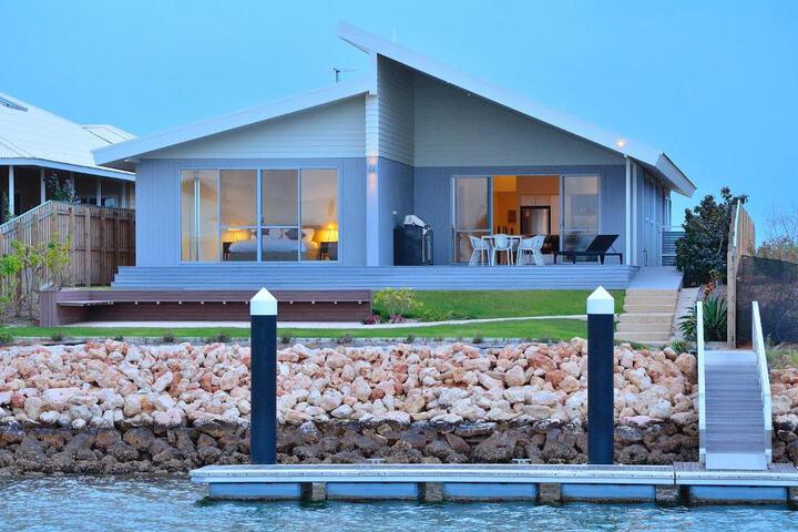 The Carnarvon Luxury Canal Home