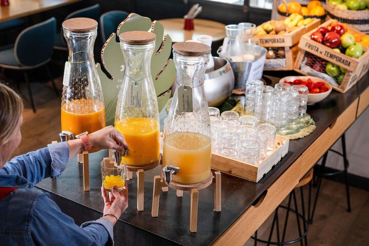 Breakfast/Coffee Service 76 of 130