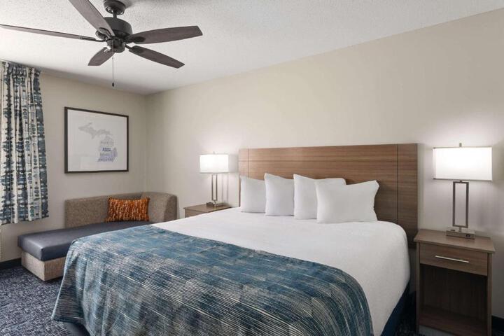 1 King Bed (3 of 10)