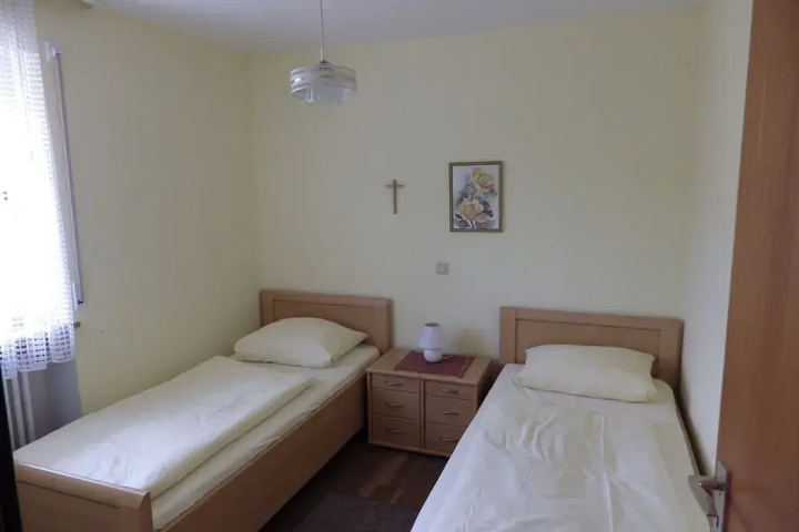 Room 4 of 17