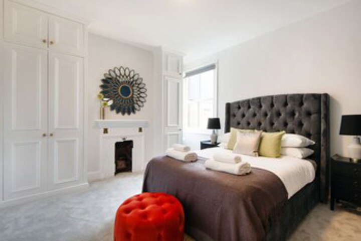 Room 27 of 33