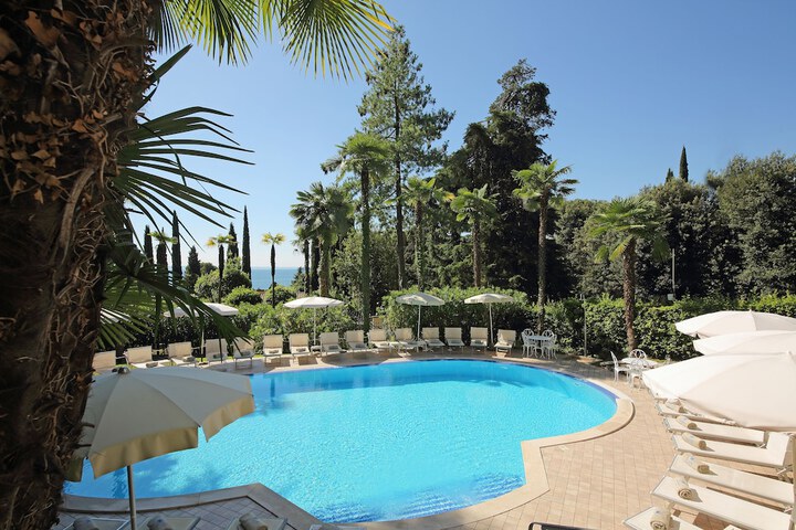 Pool 32 of 60