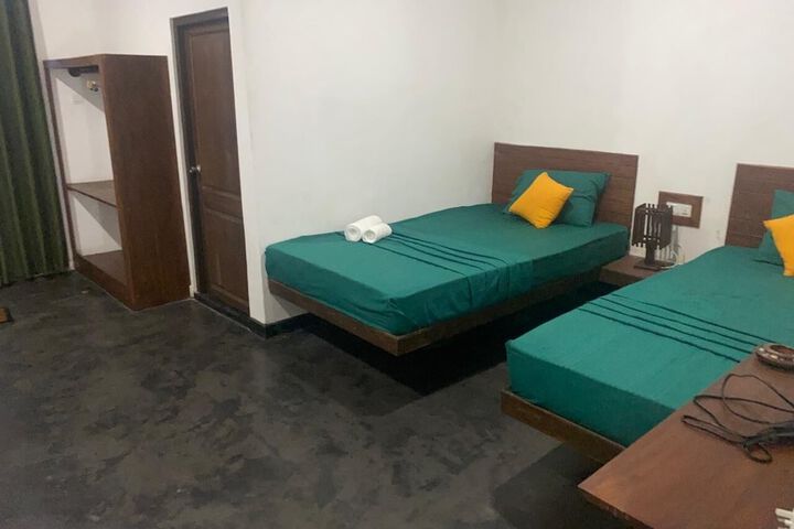 Room 4 of 93