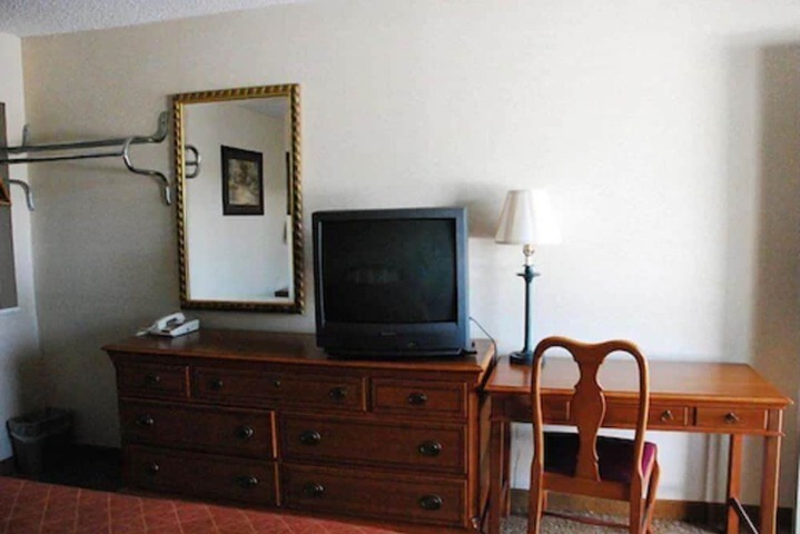 1 King Bed (2 of 8)