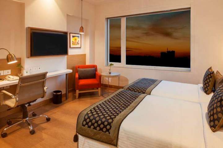 Room 6 of 32