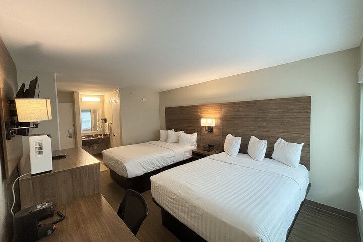 1 Queen Bed (4 of 8)