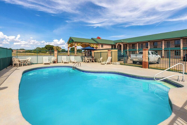 Pool 33 of 43