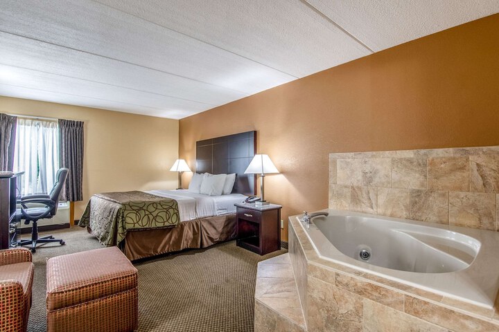 1 King Bed (4 of 11)