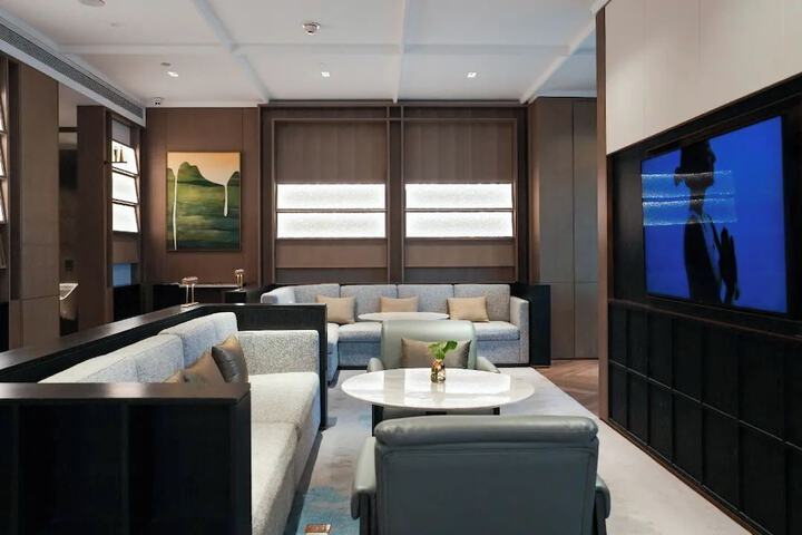 Lounge 90 of 112