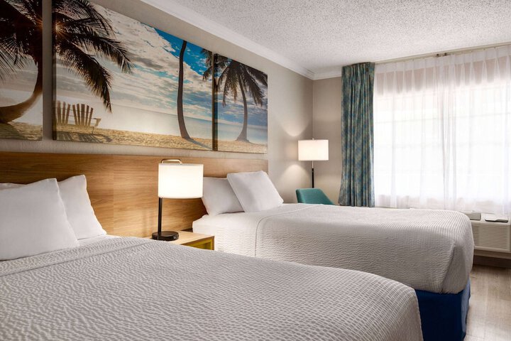 1 Queen Bed (7 of 11)