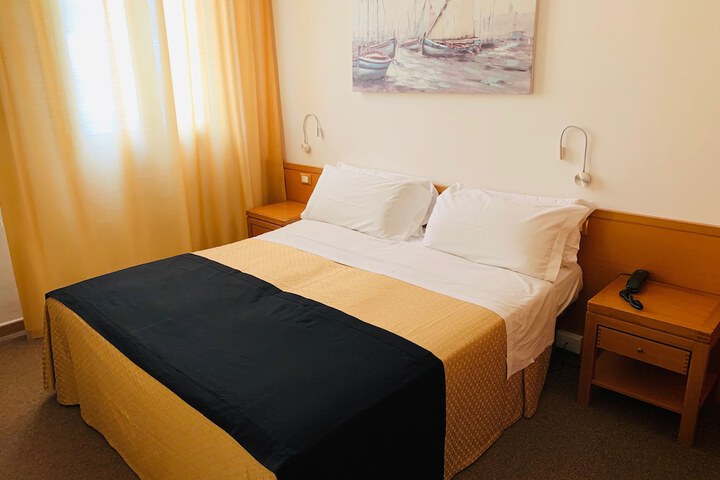 Room 8 of 48