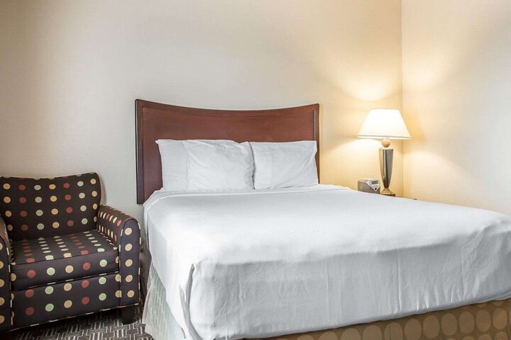 1 King Bed Business Room Efficiency Suite Upgrade (30 of 30)