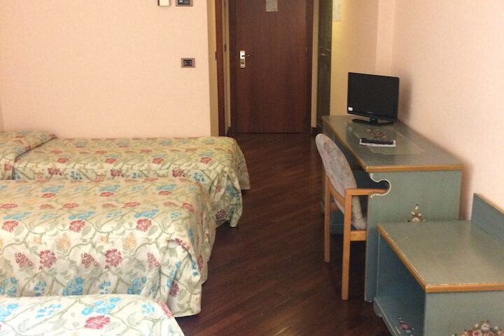 Room 12 of 33
