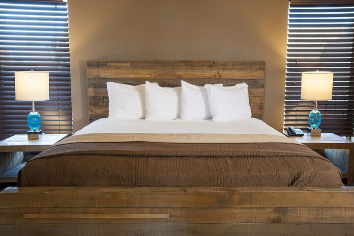 Deluxe King Bed (3 of 26)