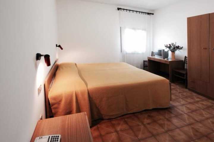 Room 4 of 32