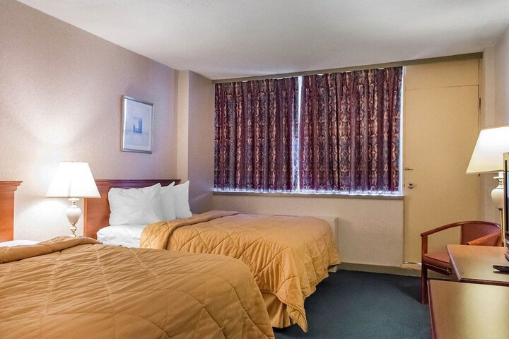 1 Queen Bed (14 of 16)