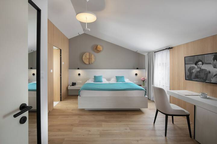 Room 33 of 61