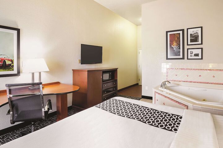 1 King Bed Accessible (25 of 25)