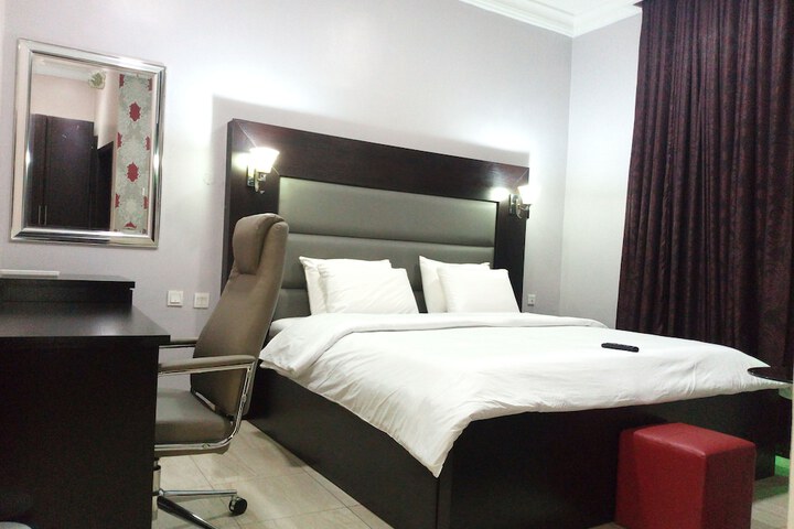 Room 6 of 28