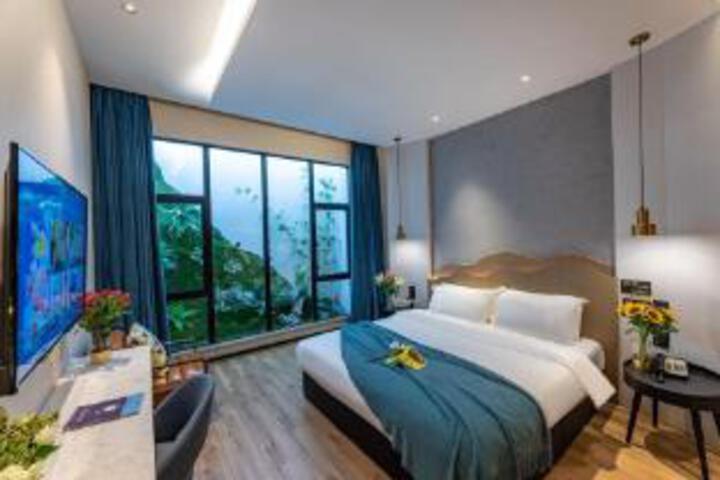 Room 5 of 6