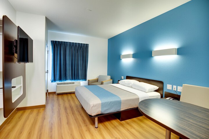 Room 25 of 83