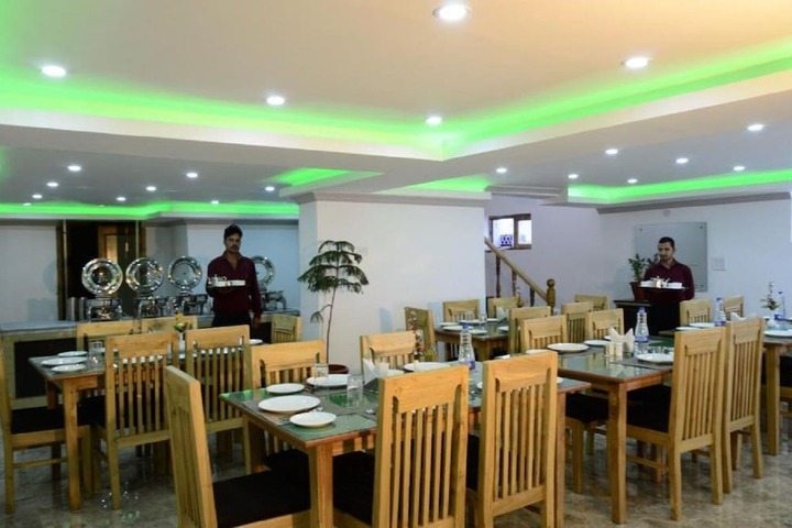 Dining 8 of 23