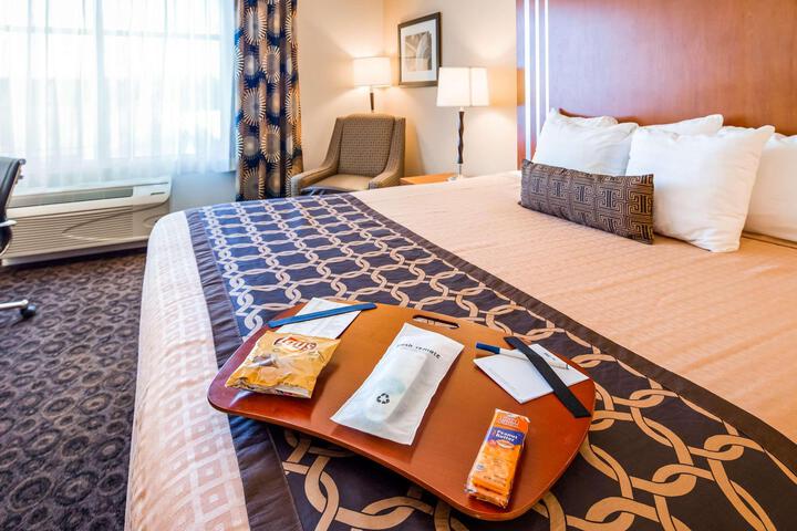 1 King Bed Microwave, Refrigerator WiFi Shower Only Full Breakfast (8 of 11)