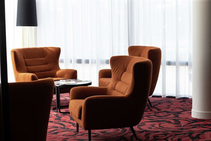 Lounge 44 of 64