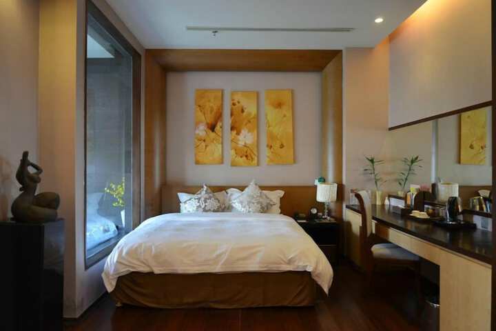 Room 42 of 77