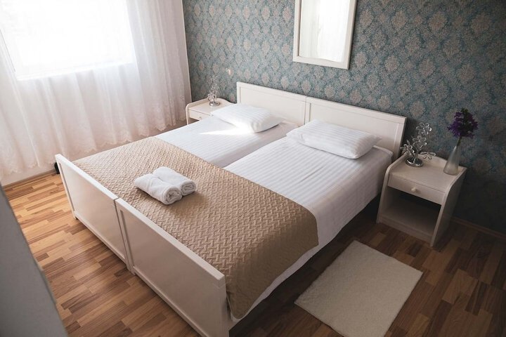 Room 26 of 102