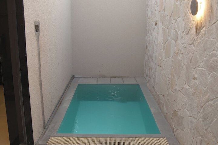 Pool 18 of 37