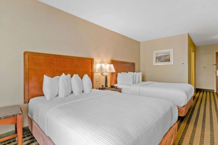2 Queen Beds High Speed Internet 1st Flr Micro Refridgerator Full Breakfast (2 of 11)