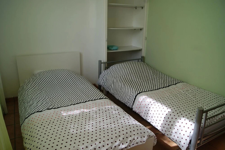 Room 5 of 12
